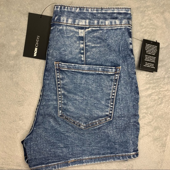 Fashion Nova Super Stretch Denim shorts - Medium Blue wash (SIZE 3) - Picture 5 of 10